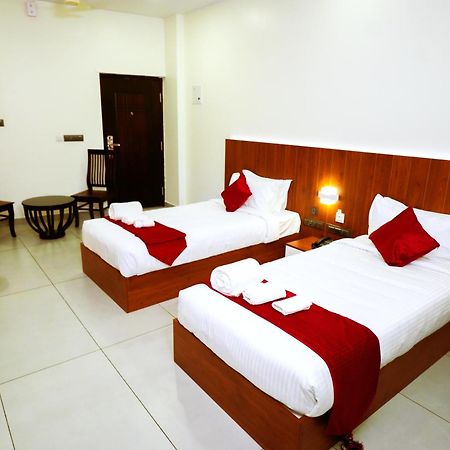 Hotel 24Inn Residency Pathanāmthitta Exteriör bild