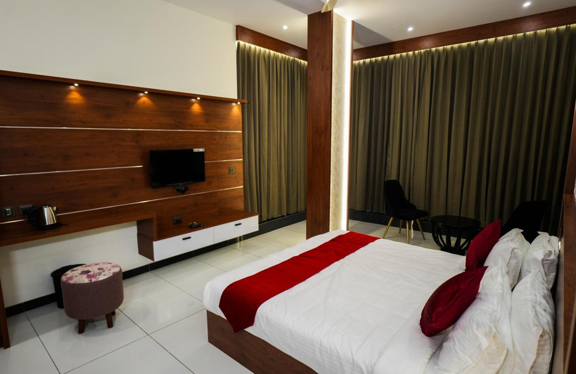 Hotel 24Inn Residency Pathanāmthitta Exteriör bild