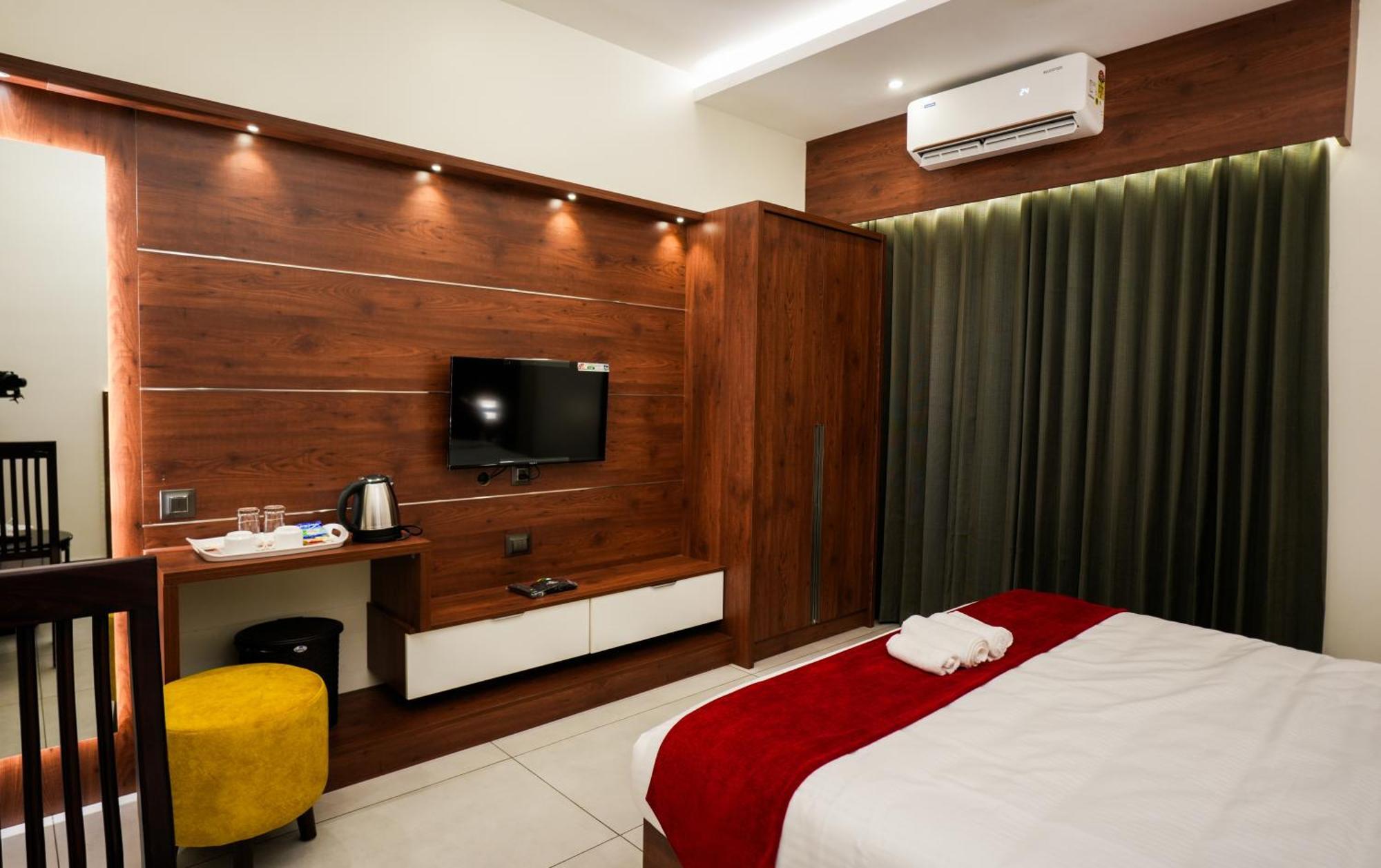 Hotel 24Inn Residency Pathanāmthitta Exteriör bild